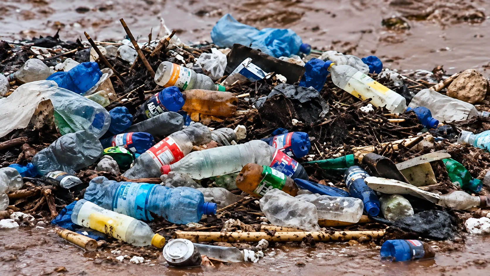 Déchets et immondices dispersés par les eaux de pluie dans une rue de Kalemie après une opération communautaire Salongo