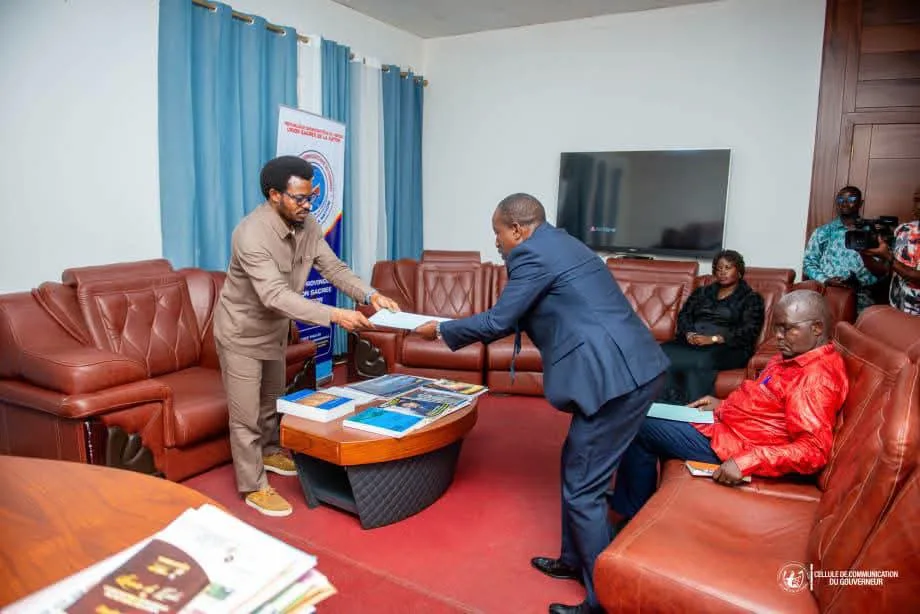 Délégation des professeurs de l’Université de Kisangani présentant un projet de construction du siège de l’APUKIS au gouverneur de la Tshopo
