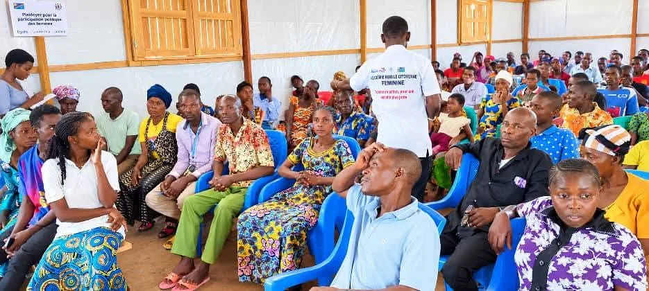 Des couples agricoles participent à une formation de l’ONG AFEDE sur l’égalité de genre et la gestion des revenus du ha...