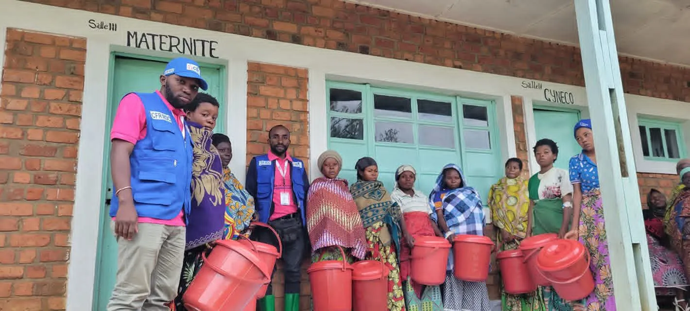 Distribution de kits de dignité à des femmes vulnérables par le Club des Filles Reporters au Centre hospitalier Rambo, dans la zone de santé de Kalonge à Kalehe