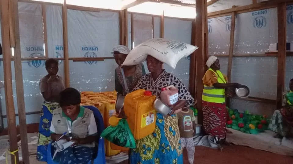 Distribution de vivres et de biens essentiels à des femmes déplacées sur le site de Kikongo à Kalemie