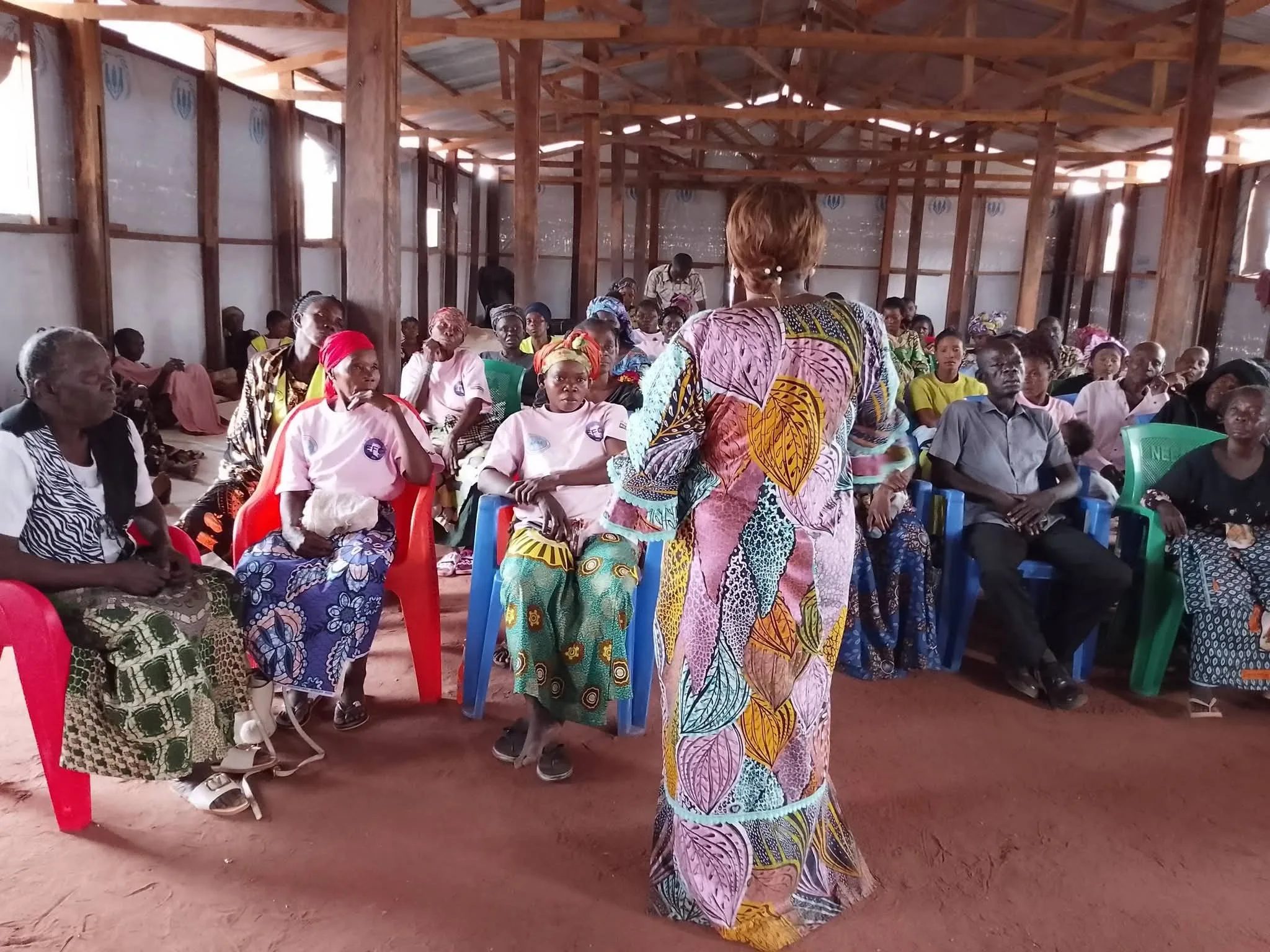 Femmes déplacées et participants réunis au site de Kikongo à Kalemie lors de la clôture du projet Mwanamuke Imara, Jami...