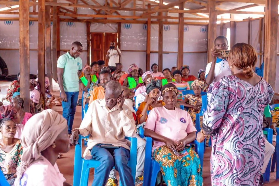 Femmes déplacées internes participant au forum de l’APSC sur les activités génératrices de revenus et la prévention des violences basées sur le genre au site de Kikongo à Kalemie.