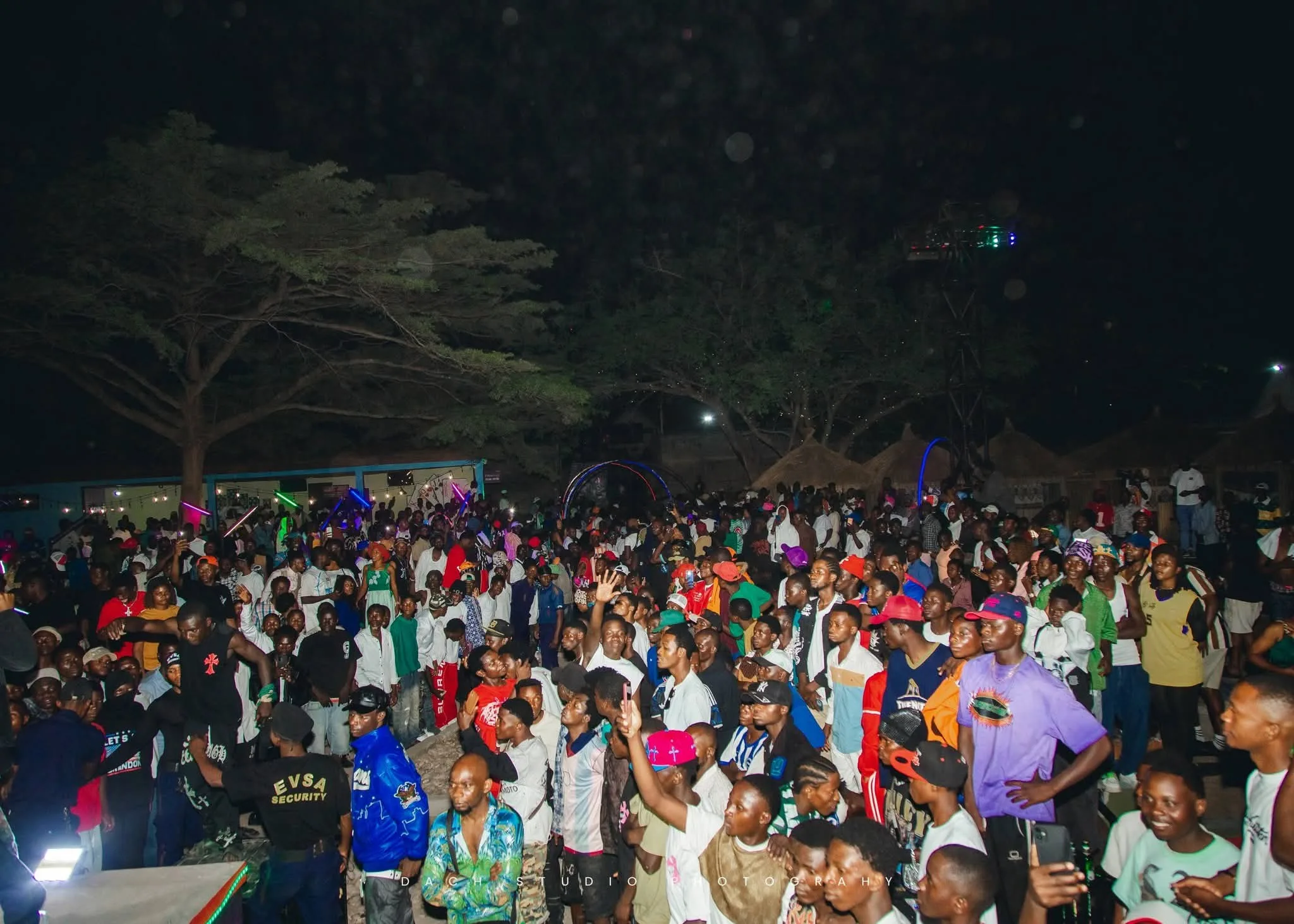 Jeunes artistes musiciens du Tanganyika sur scène illustrant les défis de l’émergence musicale dans la province