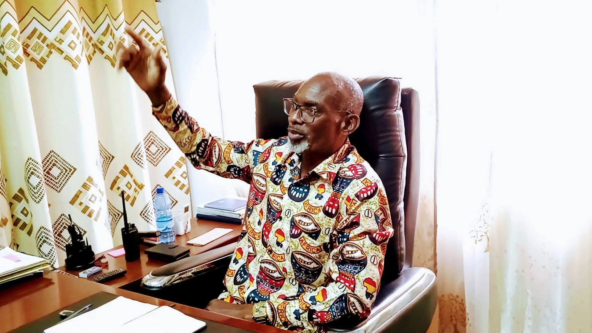 Jules Kihuya, directeur provincial de la SNEL chargé de la commercialisation et de la distribution, lors d’un point de presse à Kalemie sur les coupures d’électricité