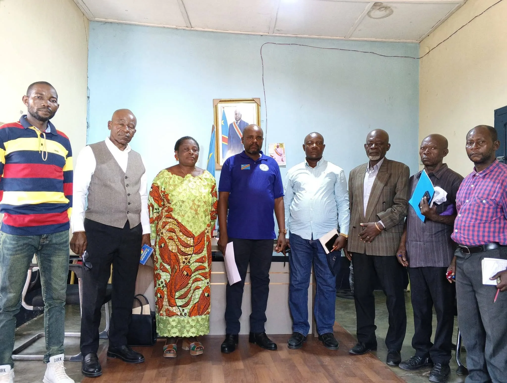 Les femmes leaders du Tanganyika présentent un mémorandum au bourgmestre Zedi Kisimba Joseph à Kalemie sur l'assainissement, la sécurité et l'électricité dans la commune de Lukuga.