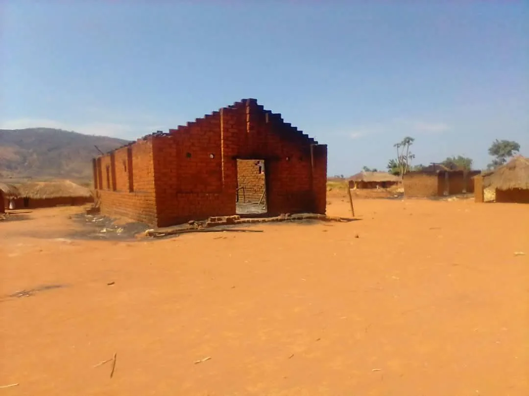 Maisons détruites par un incendie à Kilambo, dans la chefferie de Kansabala, territoire de Moba, où 18 habitations et des stocks agricoles ont été ravagés par les flammes