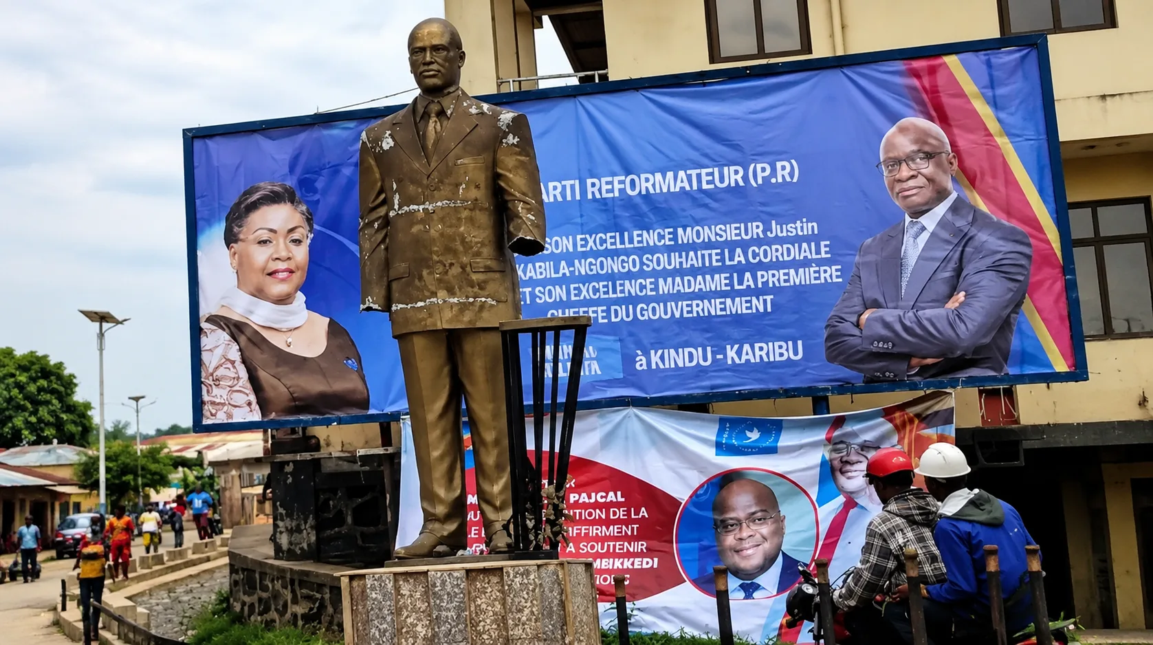 Monument dédié à Joseph Kabila à la Place du Cinquantenaire de Kindu, présentant une dégradation visible au niveau d’un bras
