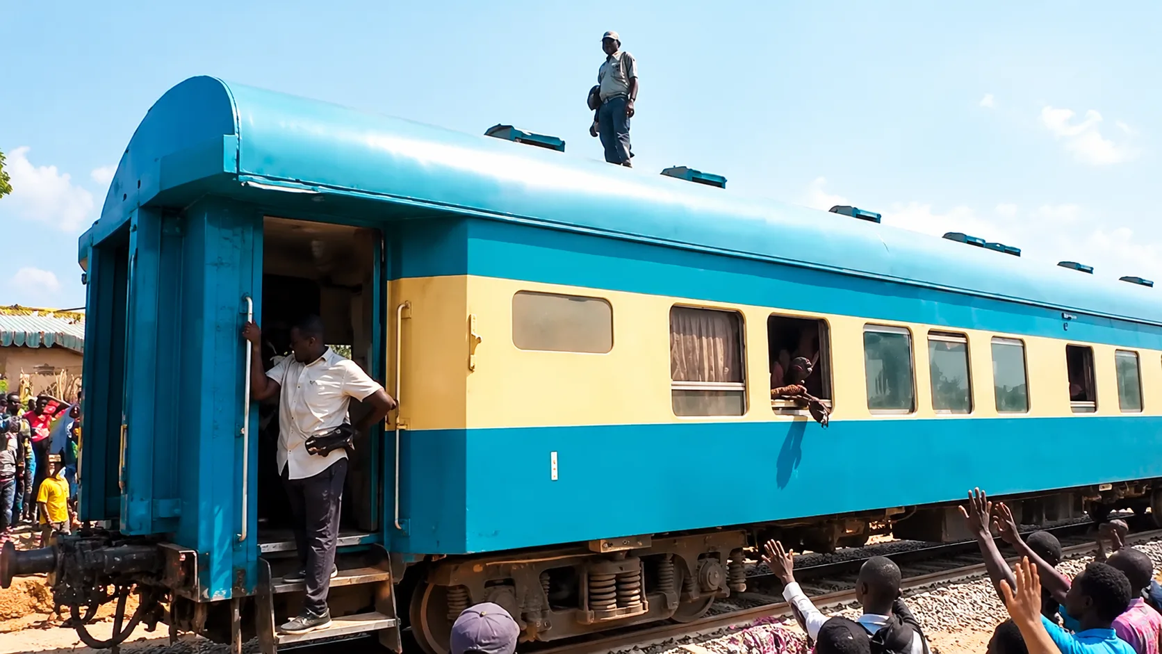Premier train arrivé à Kalemie le 27 octobre 2026 après huit mois d’interruption du trafic ferroviaire et les travaux du pont Nganduluyi