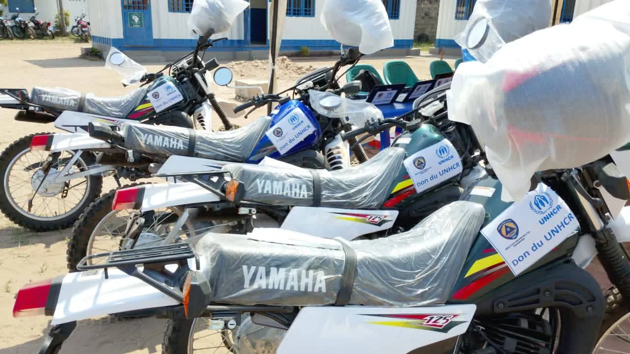 Quatre motos tout-terrain DT 125 et trois ordinateurs portables remis par le HCR à la Protection civile du Tanganyika l...