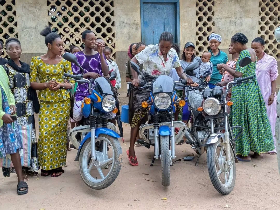 Remise de trois motos à une coopérative de transport composée de jeunes filles à Nyunzu dans le Tanganyika