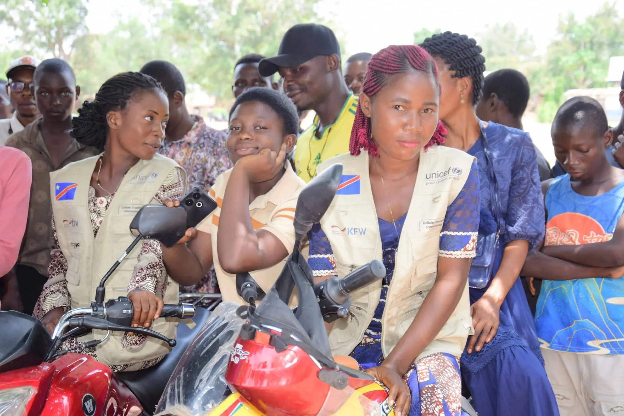 Remise officielle de motos à une coopérative de jeunes filles au quartier Mpongo, dans le territoire de Kabalo, le 27 octobre 2026