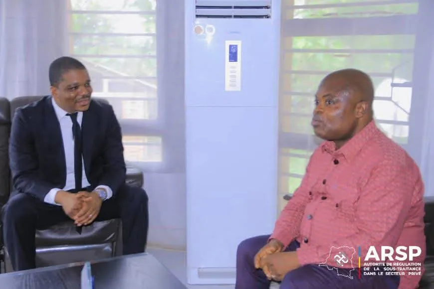 Rencontre entre le gouverneur du Maniema Moïse Mussa et le directeur général de l’ARSP Juan Ted Beleshayi Kasanda à Kindu autour des opportunités de sous-traitance minière