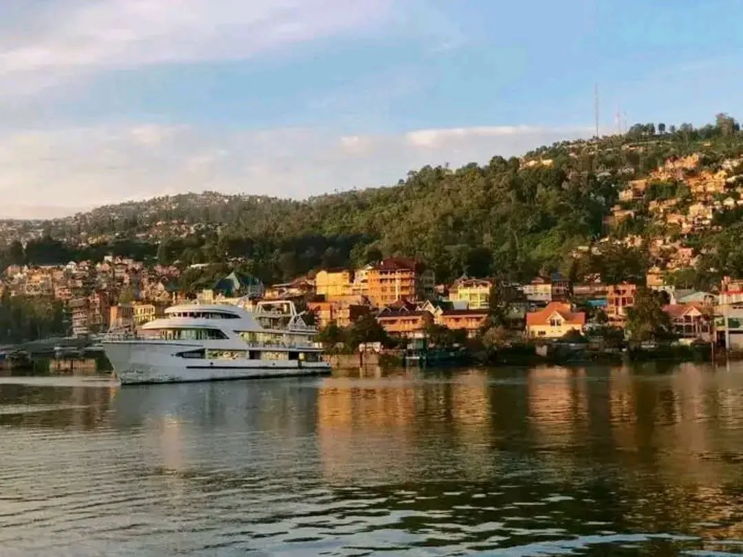 Vue du lac Kivu et du port de Goma, où le corps d'un jeune homme identifié comme Crispin Chuma aurait été découvert le 11 octobre 2026